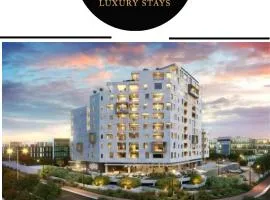 Axis Luxury Two Bed Apartment- Mountain and Ocean View -Century City
