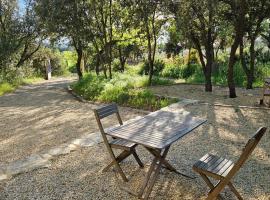 Au cœur du Luberon, hotel v destinaci Cadenet