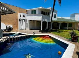 CASA con alberca, súper ubicación. Puerto de Veracruz,位于韦拉克鲁斯的乡村别墅