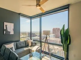 Comfy 1BD - DT, Pool, Gym, Parking, High Rise