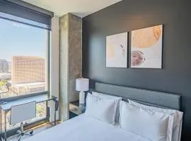 Modern 2BD - HighRise DT, Pool, Gym, Parking - Sleeps 5