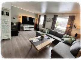 Northern Lights Apt Midtgaard, Kvaløya Tromsø Modern 2BR, Free Parking