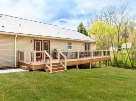 Enola Trail Getaway - bikes, rural, BBQ ,King bed, patio