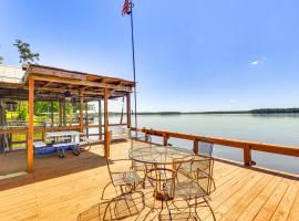 Lake Talquin Cabin Close to FSU and Quincy!, hotel in Quincy