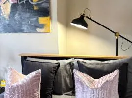 Modern Art House - serviced accomodation