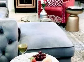 Welcome to Grande Lux - Boutique Hotel Style- NYC in 20 mins