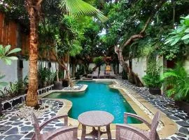 Scallywags Mango Retreat