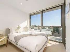 Top-Floor Apartment Near Shops and Aboretum views - Hosted by Canstay