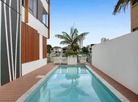 Surfers Paradise 2-Bed Flat with Luxury Amenities