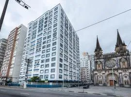 Frente a praia do Embaré ao lado da Basílica