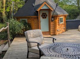 Bluebell Hideaway, hotel in Llanfair Clydogau