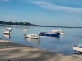 One-bedroom beach apartment, aircon,pool,WIFI, hotel in Midlands Station