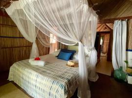 Bungalow avec cuisine &eacute;quip&eacute;e sur plage priv&eacute;e , RAVENALA Lodge, pet-friendly hotel in Ile aux Nattes