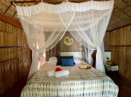 RAVENALA Lodge, Bungalow, plage priv&eacute;e et cuisine, בקתה בIle aux Nattes