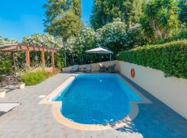 Blue Coast Suites - Seaside Retreat with Pool in Exclusive Kommeno, hotel v destinaci Kommeno