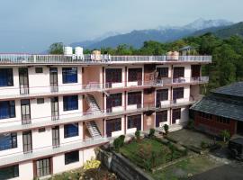 Bir Hotel by Aaroh, hotel a Bīr