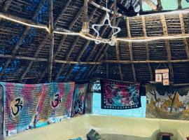 Aura Cafe & Hostel، فندق في أورفيلا