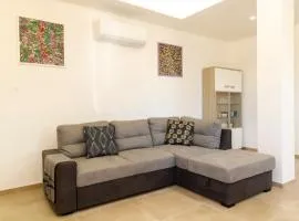Hot tub, private parking, wifi, AC and BBQ