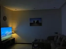 استديو انيق بحي العقيق ببلكونه خارجيه ودخول ذكي