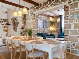 Maison de ville familiale, 5 chambres, terrasse, &agrave; 20 minutes du centre ville, villa en Niza