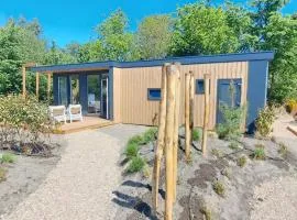 Beachvibe huisje met zandtuin vlakbij zee VP091