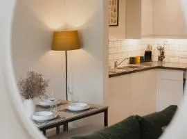 Duplex Redhill town centre apartment by Livingo Stays