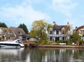 Lux 8Br Thamesfront Villa w Yacht & Sauna