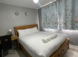 Chic 2 Bed Apartment with Free Parking- Recently Redecorated, 10 Minutes to City Centre