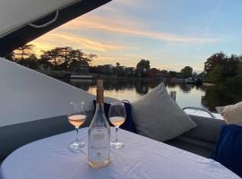 Romantic 3Beds Yacht Escape on Thames, khách sạn ở Staines
