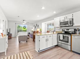 Family and Pet friendly ground level Condo, 4 mins to Silver Dollar City, Amazing Ozark Mountain Views