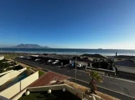 Boutique Apartment Bloubergstrand Beachfront The Bay
