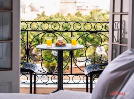 Yolanda Boutique Suites by Zzzing，科斯皮夸的有停車位的飯店