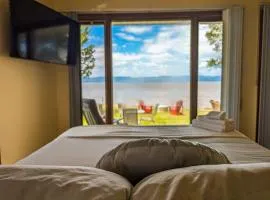 Chalet Loft #1 Waterfront with Spa Fireplace & Wifi
