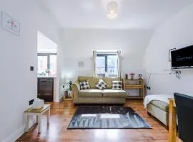 Stunning Warrington Home with Parking, Fully Equipped, Contractors, Families, Groups, Working Professionals