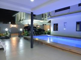Enchanting Two bedroom Home with Pool, hotel v destinaci Ikeja