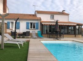 Maison avec piscine privée chauffée, hotel in La Guérinière