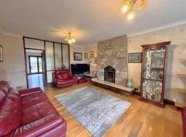 Large 4 Bedroom Detached Home - Private Driveway - Quiet Neighbourhood