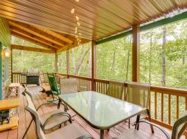 Game Room and 3-Story Deck at Lake Hiwassee Hideaway, hotel en Murphy