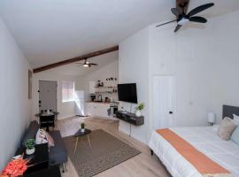 Spacious Studio Apt near Botanical Gardens，位于亨茨维尔的酒店