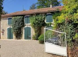 4 Bed-Sleeps 8-Aircon-Garden-Pool-Parking