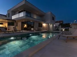 Prestige Villa COMPADRE Luxury Retreat in Mandre, Heated Pool, 4 Bedrooms, Seaside Comfort, NEW!