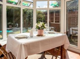 Cosy Homely House with Conservatory and Garden, hotel a Egham