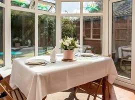 Cosy Homely House with Conservatory and Garden