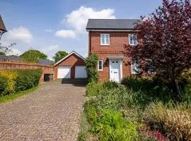 Spacious 4BD Home with Patio garden, BBQ & Parking