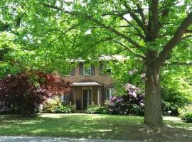 Spacious Antique Charm Home by Leavetown Vacations