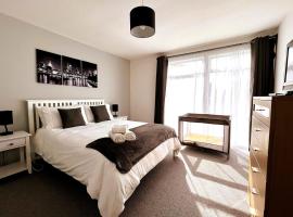 Spacious Family Bungalow with Garden for up to 7, bungalow em Epsom