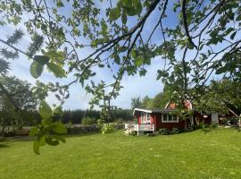 Naturn&auml;ra Fritidsboende, Tomtebo - YinTorp, cabin in Arkelstorp
