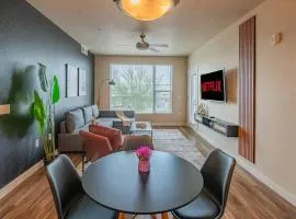 Trendy 2BD Gym Pool Parking WD Sleeps 8