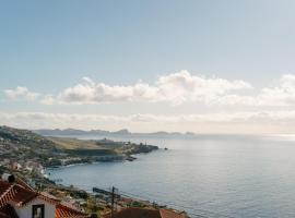 Sunrise House by Wanderlust Madeira - 2 Bedroom Sea View, hotel din Gaula
