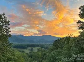 Chasing Sunsets: A Cozy 2-Bedroom Cabin in Smoky Mts with Stunning Mountain Views.